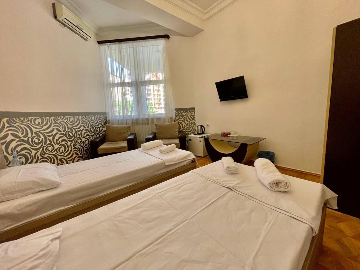 Olive Hotel Ереван Екстериор снимка