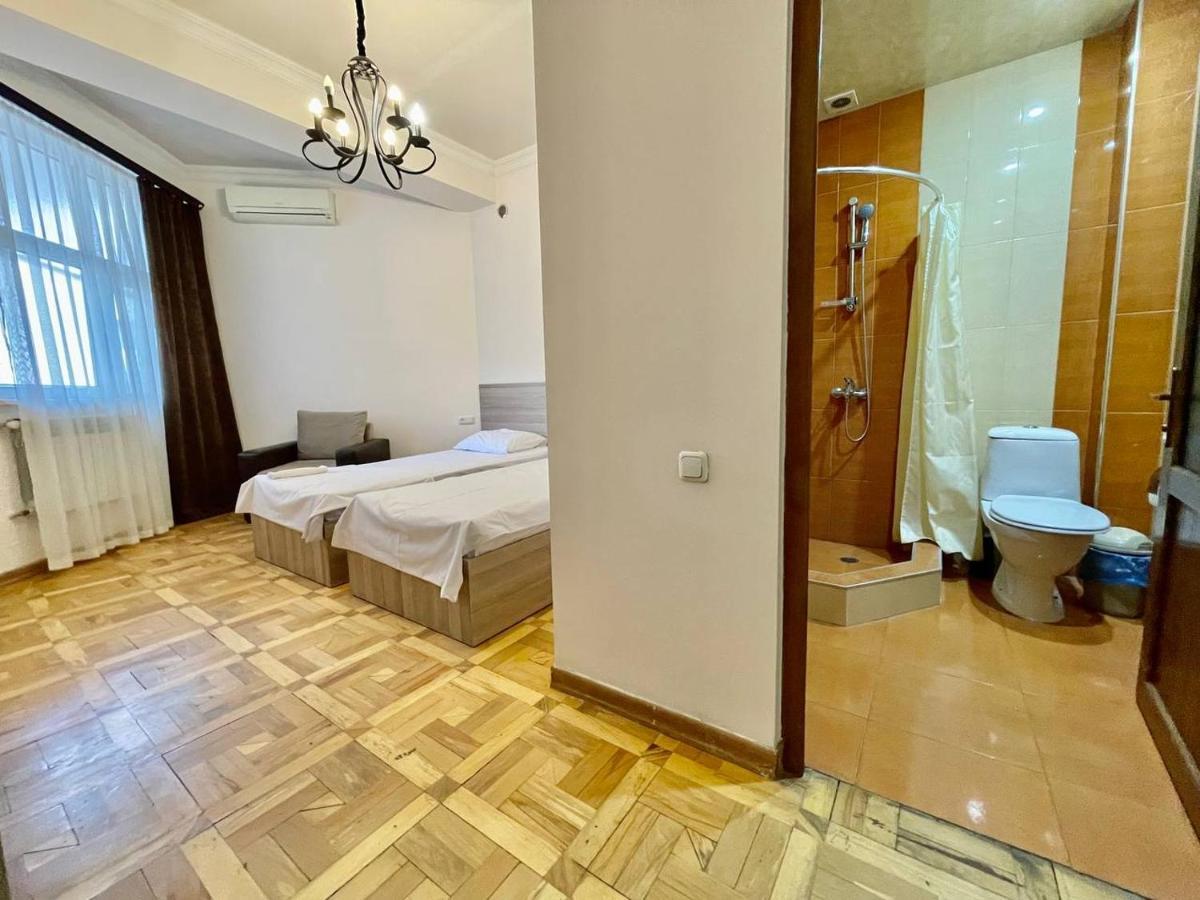 Olive Hotel Ереван Екстериор снимка