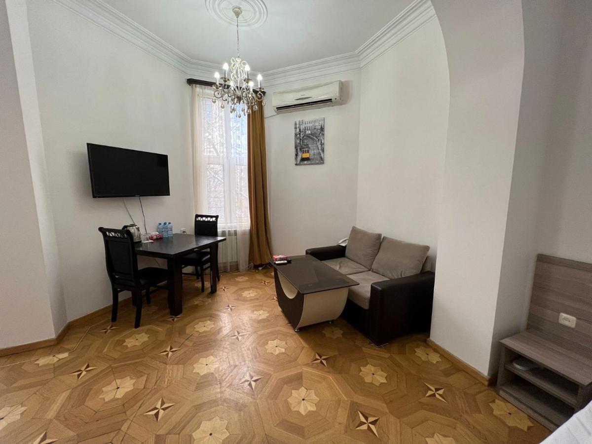 Olive Hotel Ереван Екстериор снимка